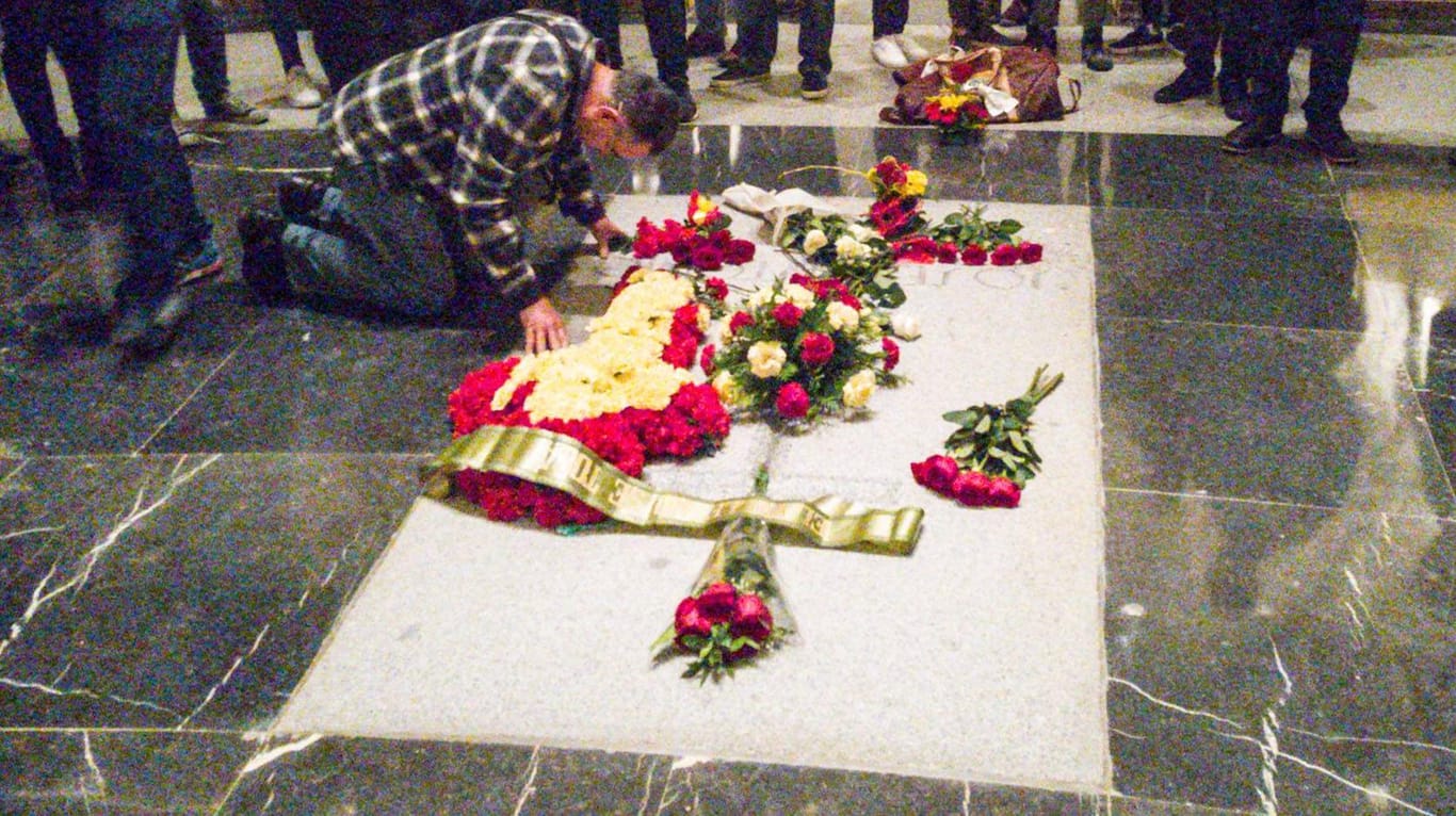 "Pilger" vor dem Grab des von Francisco Franco: Die Gebeine des spanischen Diktators sollen nun umziehen.