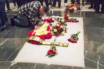 "Pilger" vor dem Grab des von Francisco Franco: Die Gebeine des spanischen Diktators sollen nun umziehen.