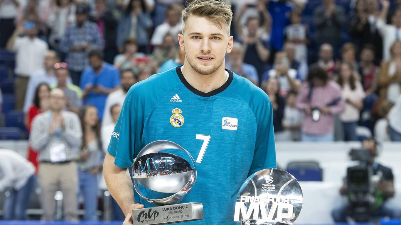 Ausgezeichnet: Dončić mit den MVP-Trophäen der spanischen Liga und der Euroleague.