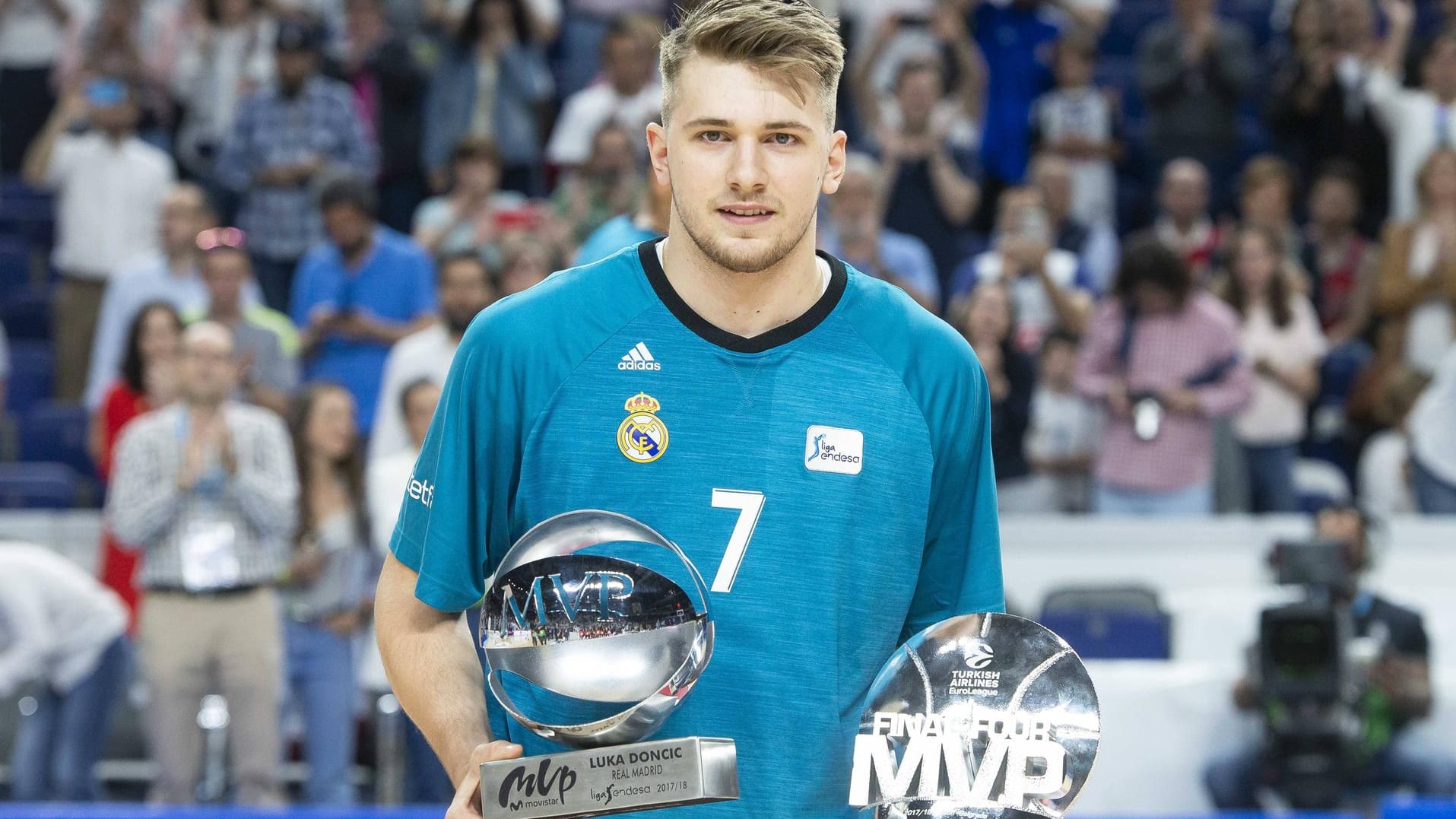 Ausgezeichnet: Dončić mit den MVP-Trophäen der spanischen Liga und der Euroleague.