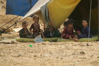 Kinder in einem Flüchtlingslager im Jemen: Jedes fünfte Kind wächst weltweit in einem Konfliktgebiet auf.