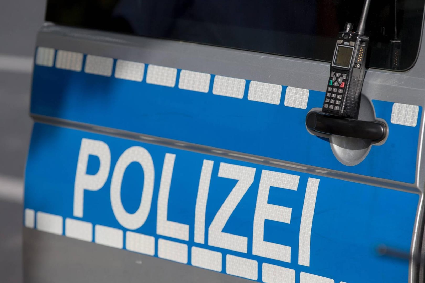 Polizeiwagen im Einsatz (Symbolbild): Ein Warn-Video der Polizei zu dem Thema wurde bereits eine halbe Million Mal angeschaut.