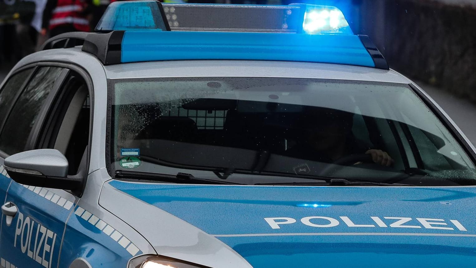 Polizeiwagen im Einsatz (Symbolbild): Der Täter musste die Flucht ohne Beute antreten. Polizeiwagen im Einsatz (Symbolbild): Der Täter musste die Flucht ohne Beute antreten.