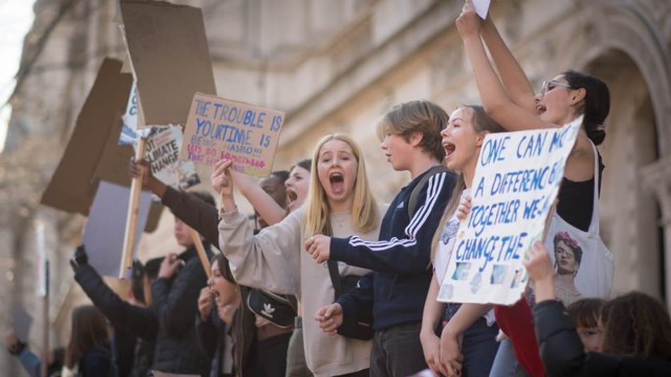 Jugendliche nehmen mit Plakaten und Schildern an einer Demonstration für mehr Klimaschutz auf dem Parliament Square in London teil.