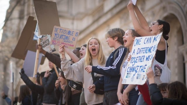 Jugendliche nehmen mit Plakaten und Schildern an einer Demonstration für mehr Klimaschutz auf dem Parliament Square in London teil. Jugendliche nehmen mit Plakaten und Schildern an einer Demonstration für mehr Klimaschutz auf dem Parliament Square in London teil.