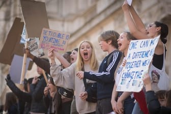 Jugendliche nehmen mit Plakaten und Schildern an einer Demonstration für mehr Klimaschutz auf dem Parliament Square in London teil.