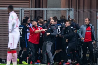Kölns Anthony Modeste kann nur staunen: Die Paderborner feiern den späten 3:2-Sieg.