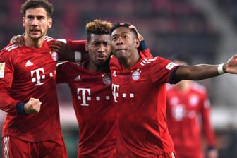 Dank drei Punkten in Augsburg: David Alaba (v. r.), Kingsley Coman und Leon Goretzka rücken mit dem FC Bayern näher an Tabellenführer Dortmund heran.