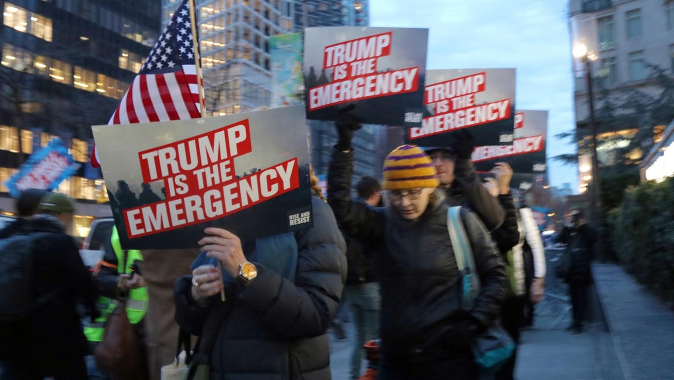 "Trump ist der Notstand": Demonstration gegen die Mauerpläne des US-Präsidenten in New York.