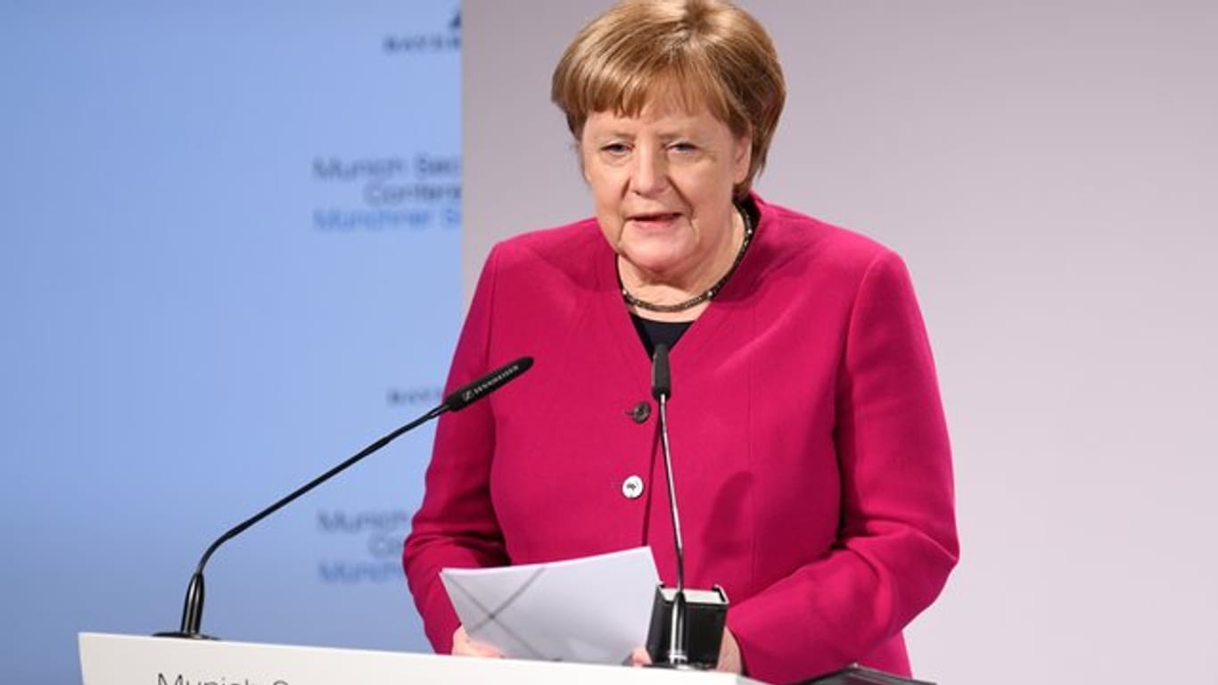 Angela Merkel spricht auf der Sicherheitskonferenz.