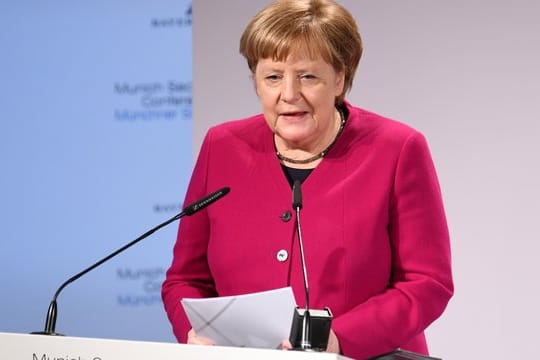 Angela Merkel spricht auf der Sicherheitskonferenz.
