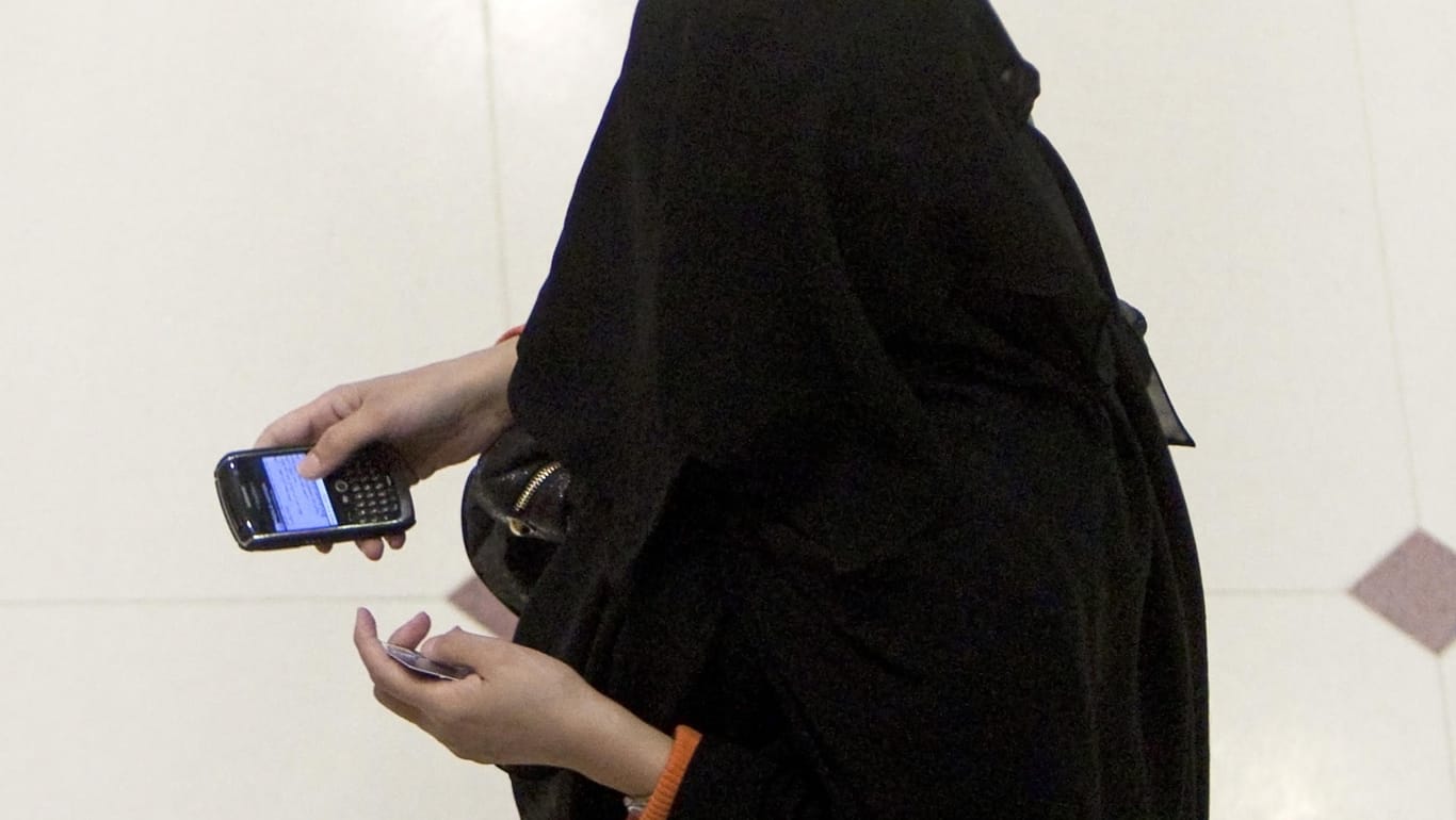 Eine schwarz verschleierte Frau geht durch ein Einkaufszentrum in der saudi-arabischen Hauptstadt (Archivbild): Immer mehr junge Frauen aus Saudi-Arabien suchen verstärkt auch in der EU und Deutschland Asyl und lassen alles zurück.