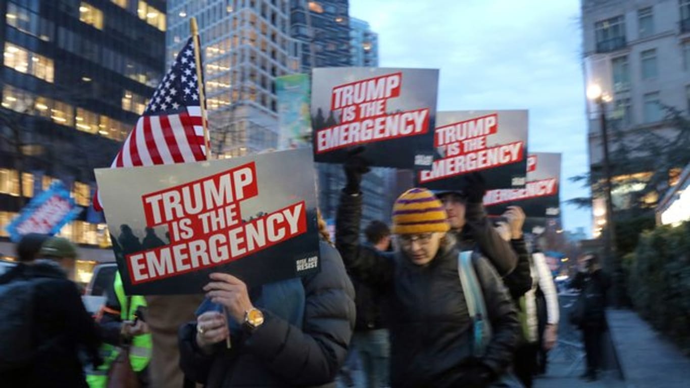 Demonstranten vor dem Trump Tower.