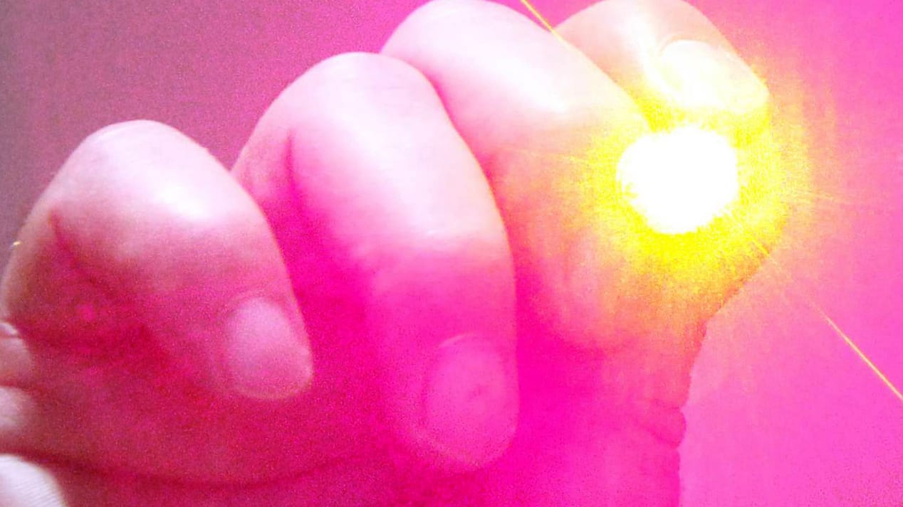 Laserpointer in Aktion (Symbolbild): Der Blick in den Lichtstrahl eines solchen Geräts kann zu Verletzungen in den Augen führen. Laserpointer in Aktion (Symbolbild): Der Blick in den Lichtstrahl eines solchen Geräts kann zu Verletzungen in den Augen führen.
