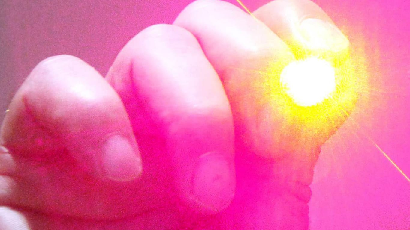Laserpointer in Aktion (Symbolbild): Der Blick in den Lichtstrahl eines solchen Geräts kann zu Verletzungen in den Augen führen.