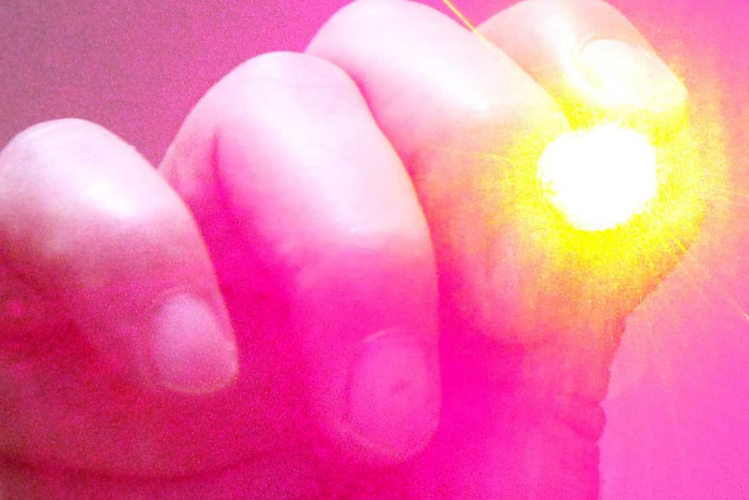 Laserpointer in Aktion (Symbolbild): Der Blick in den Lichtstrahl eines solchen Geräts kann zu Verletzungen in den Augen führen.