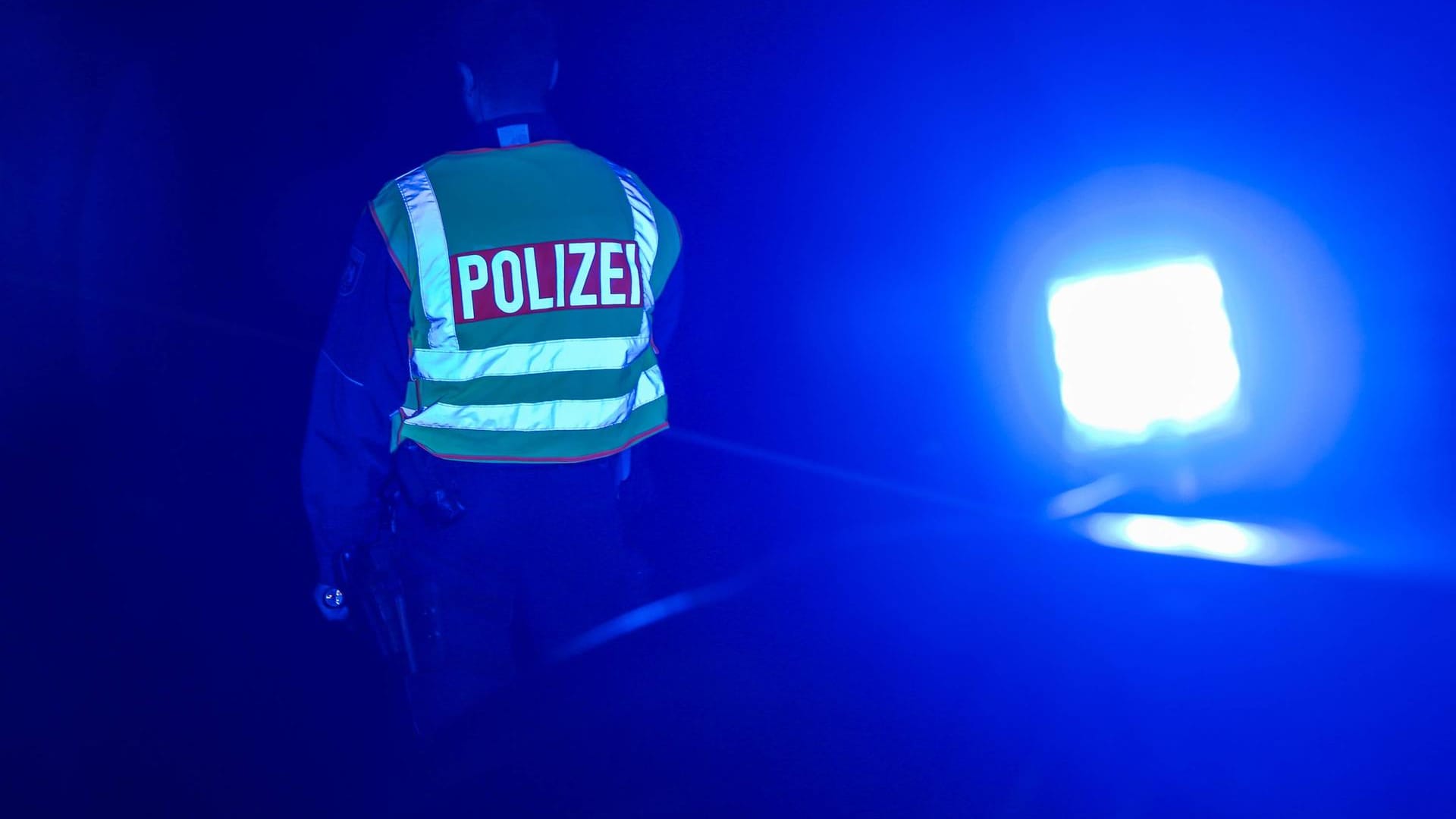 Polizist mit Warnweste (Symbolbild): Zum Unfallzeitpunkt waren die beiden Beamten im Unfallwagen auf der Suche nach einem betrunkenen Autofahrer.