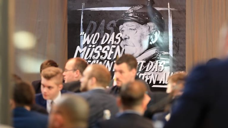 Ein Plakat mit einem Konterfei des früheren Reichskanzlers Otto von Bismarck beim Bundeskongress der Jungen Alternative für Deutschland in Magdeburg.