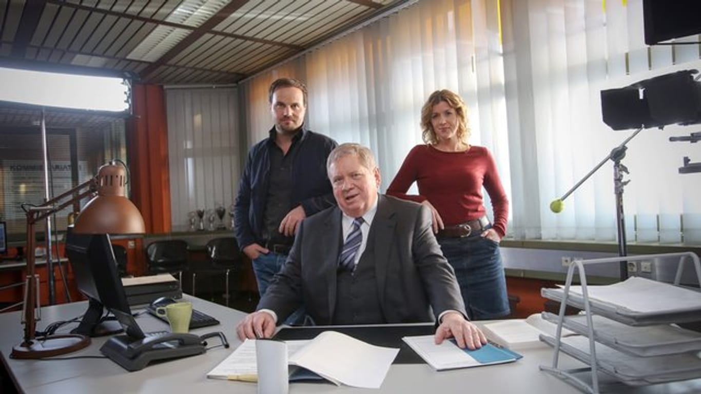 Rainer Hunold (M), Fiona Coors und Simon Eckert sind Darsteller in "Der Staatsanwalt".