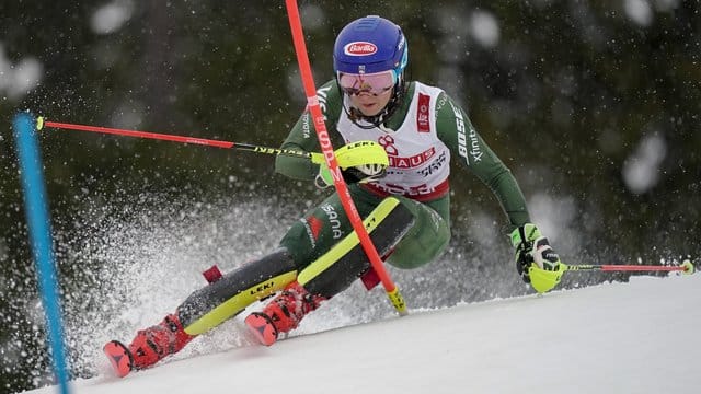 Mikaela Shiffrin aus den USA schreibt weiterhin Ski-Geschichte und ist zum vierten Mal in Serie Weltmeisterin im Slalom.