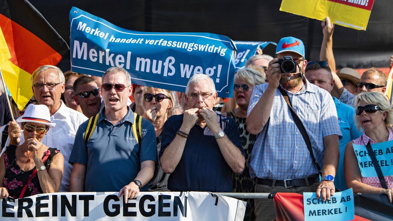 Dresden am 16. August 2018: Anhänger von Pegida und AfD protestieren gegen den Besuch von Bundeskanzlerin Merkel (CDU).