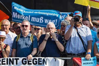 Dresden am 16. August 2018: Anhänger von Pegida und AfD protestieren gegen den Besuch von Bundeskanzlerin Merkel (CDU).