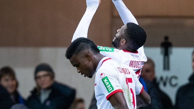 Durfte über ein Tor, aber nicht über den Sieg in Paderborn jubeln: FC-Rückkehrer Anthony Modeste (r).