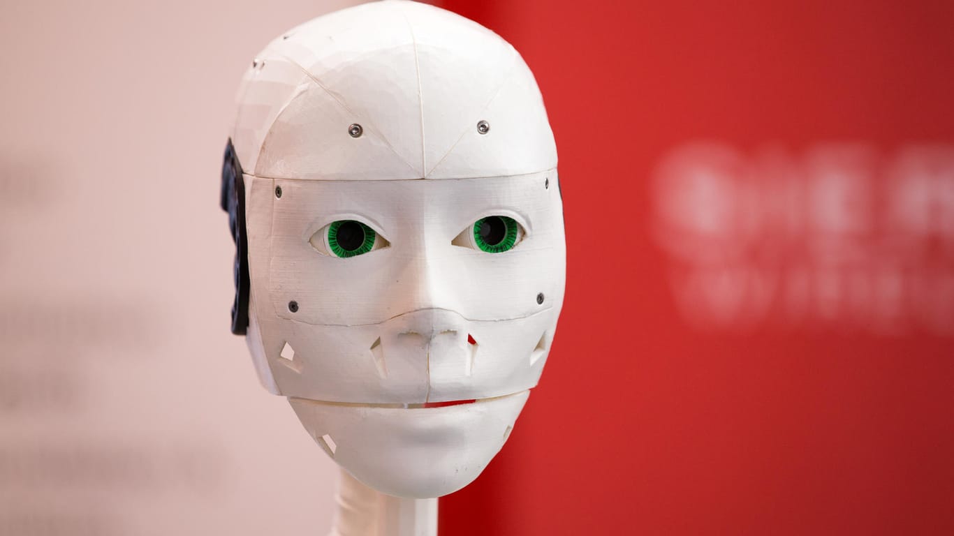 Ein humanoider Roboter aufgenommen auf der IT-Messe CeBIT 2018