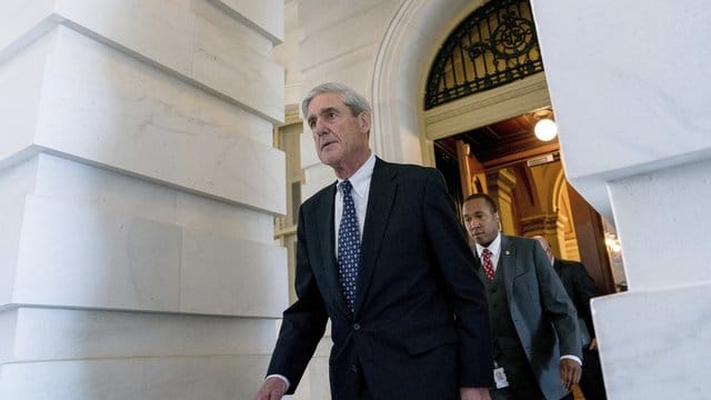 FBI-Sonderermittler Mueller (l) befragte auch Trumps Sprecherin Sanders. FBI-Sonderermittler Mueller (l) befragte auch Trumps Sprecherin Sanders.