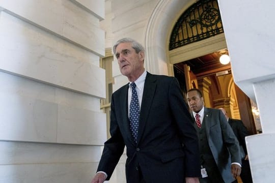 FBI-Sonderermittler Mueller (l) befragte auch Trumps Sprecherin Sanders.