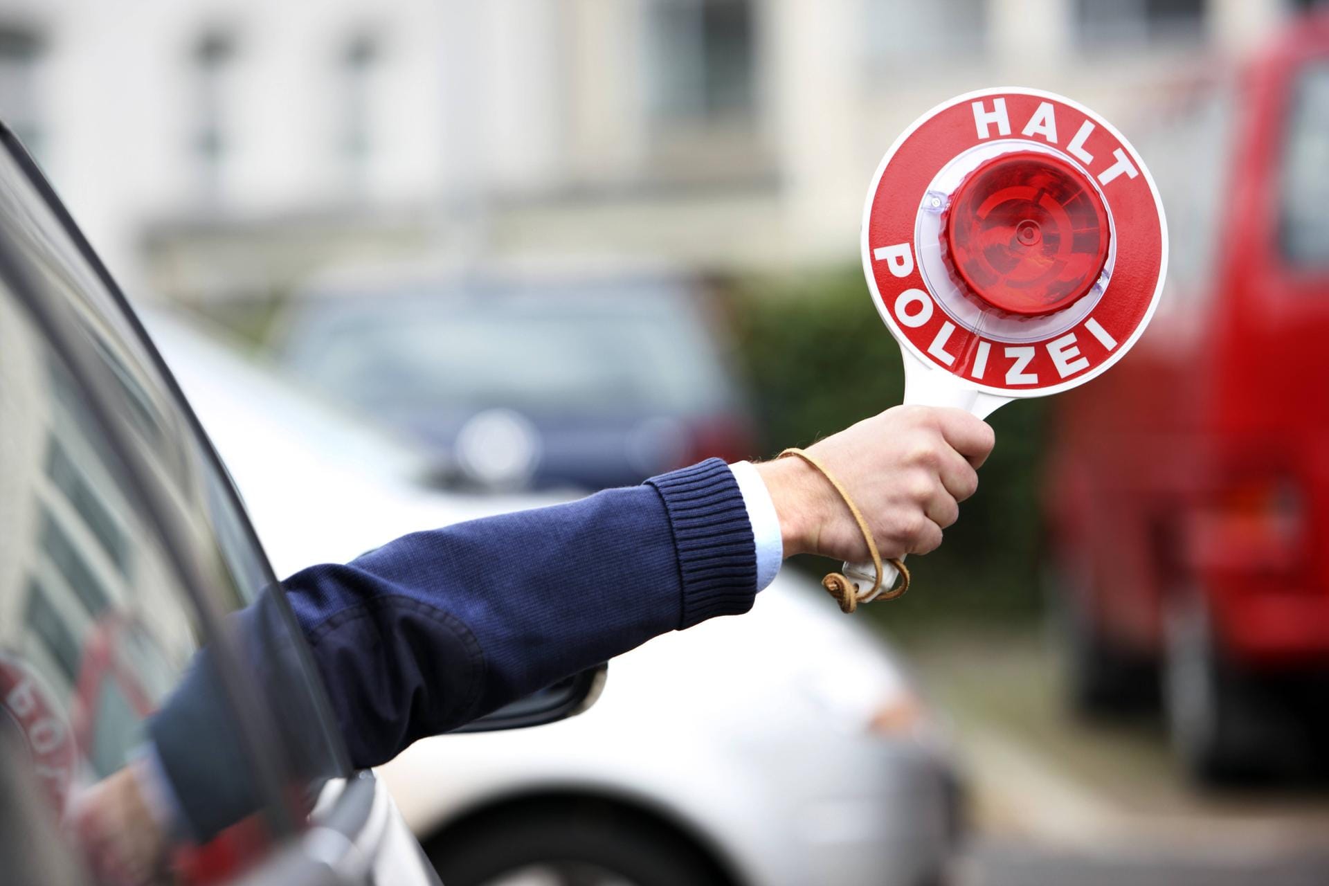 Polizei stoppt Auto mit Anhaltekelle