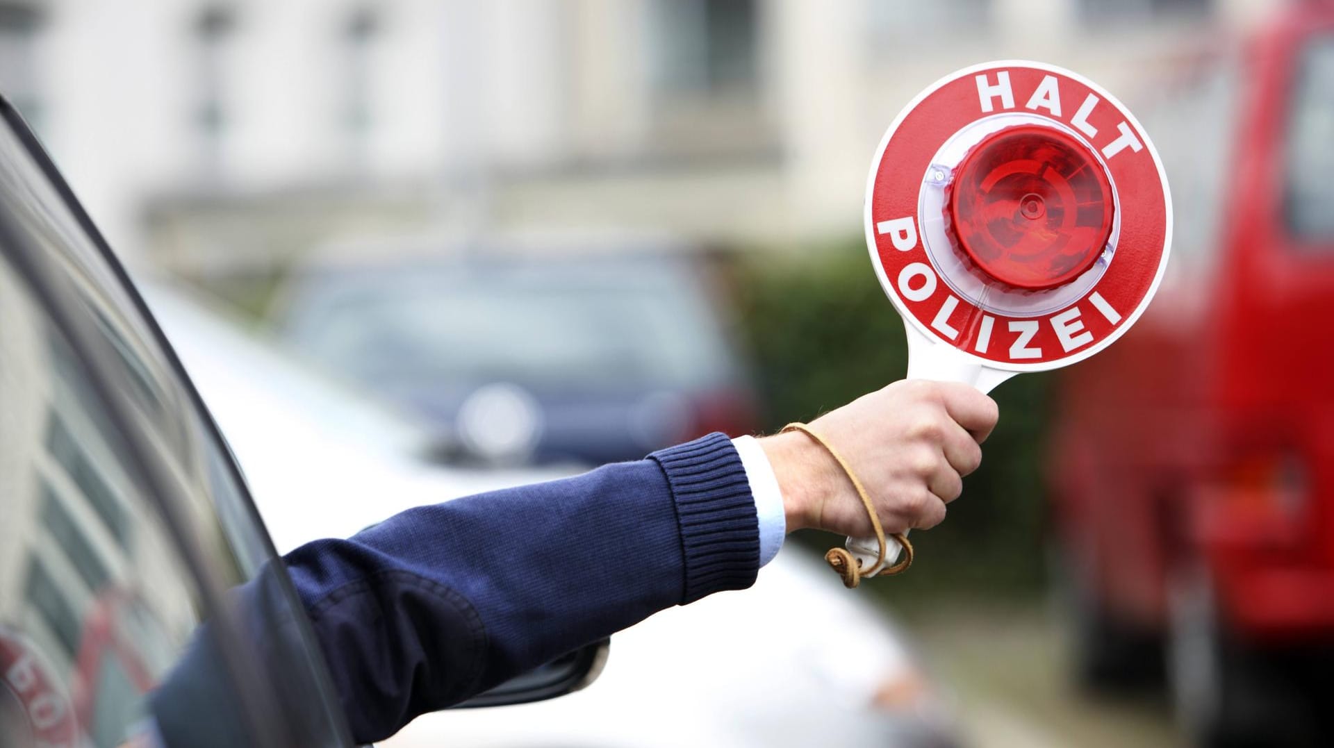 Polizei stoppt Auto mit Anhaltekelle Polizei stoppt Auto mit Anhaltekelle