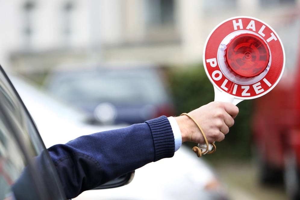 Polizei stoppt Auto mit Anhaltekelle