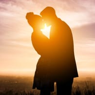 Silhouette eines Paares: Wenn Menschen in langjährigen Partnerschaften sich in einen anderen Partner verlieben, wird nicht selten das bisherige Leben in Frage gestellt.