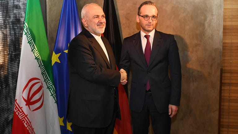 Mohammed Dschawad Sarif mit Heiko Maas in München: Der iranische Außenminister schüttelt seinem deutschen Kollegen die Hand. Mit den USA liefert der Iran sich einen heftigen Schlagabtausch.