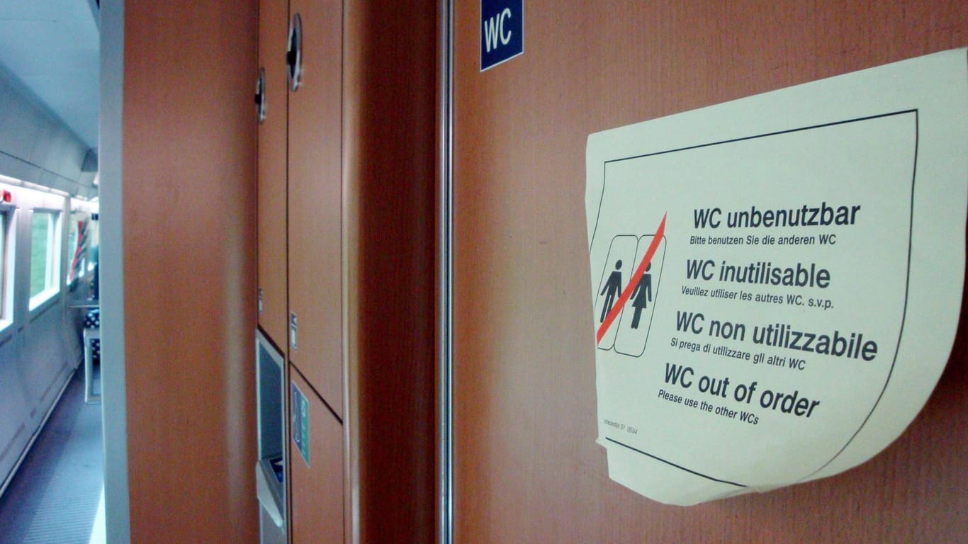 Eine gesperrte Zugtoilette: 700 Reisende aus einem ICE wurden evakuiert, nachdem eine Pistole auf der Toilette gefunden wurde. (Symbolfoto)