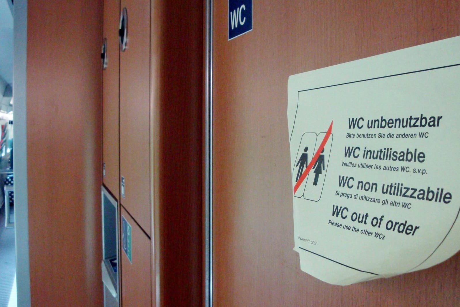 Eine gesperrte Zugtoilette: 700 Reisende aus einem ICE wurden evakuiert, nachdem eine Pistole auf der Toilette gefunden wurde. (Symbolfoto)