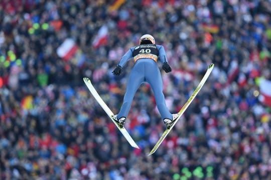 Karl Geiger aus Deutschland springt zu seinem zweiten Einzelsieg in seiner Karriere.