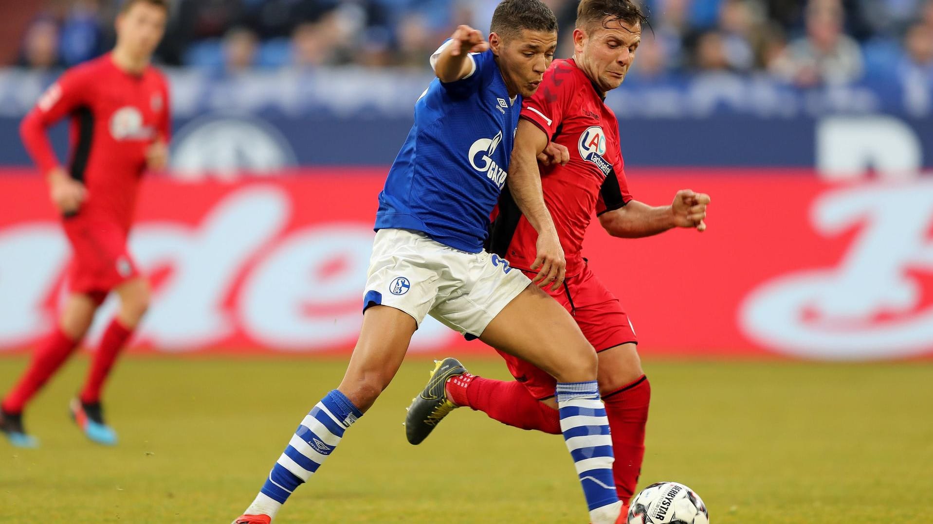 Stellvertretend für eine intensive Partie: Schalkes Amine Harit (vo.) im Zweikampf mit Freiburgs Amir Abrashi.