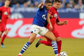 Stellvertretend für eine intensive Partie: Schalkes Amine Harit (vo.) im Zweikampf mit Freiburgs Amir Abrashi.