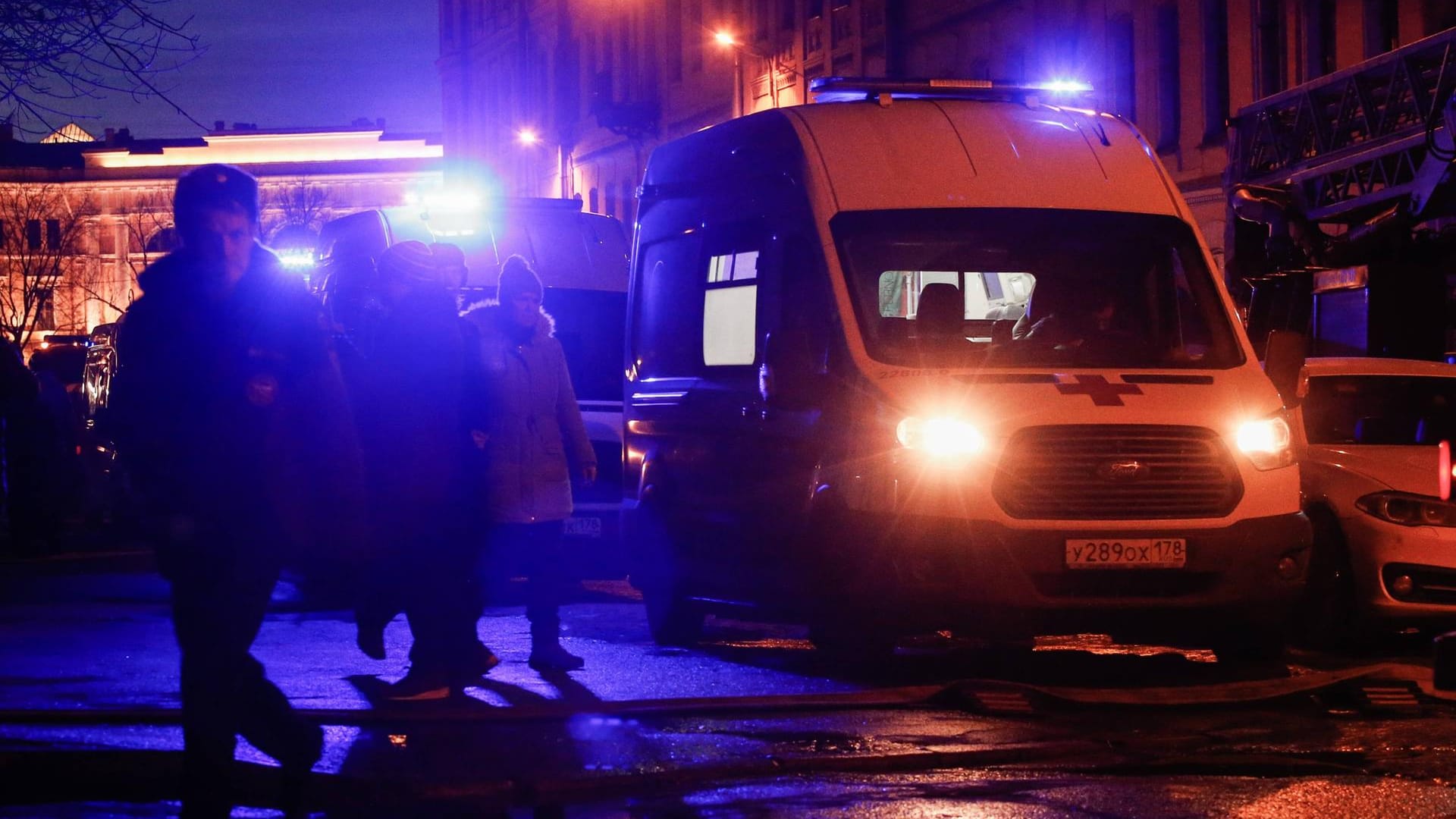Ein Rettungswagen vor der Universität von St. Petersburg Ein Rettungswagen vor der Universität von St. Petersburg