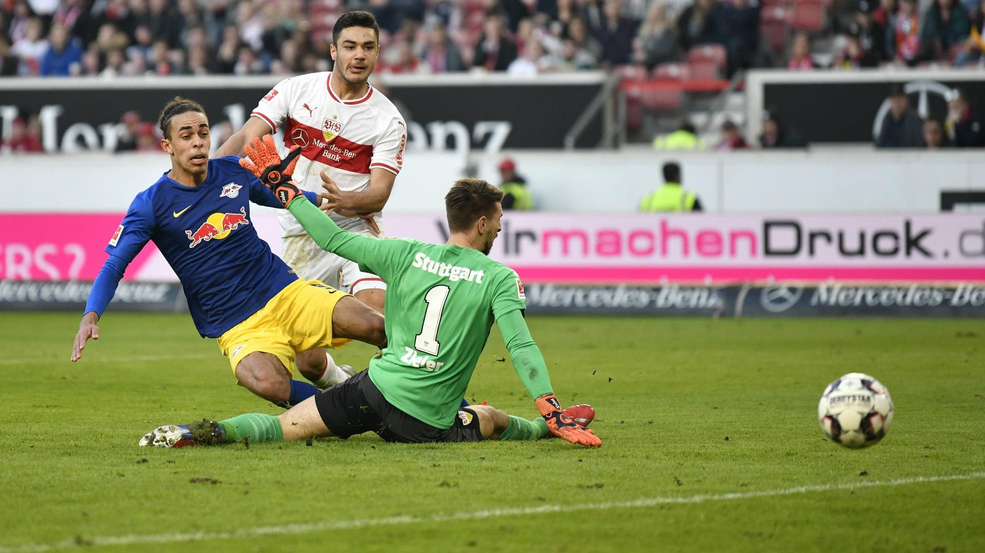 Der Leipziger Yussuf Poulsen (l.) traf doppelt in Stuttgart.