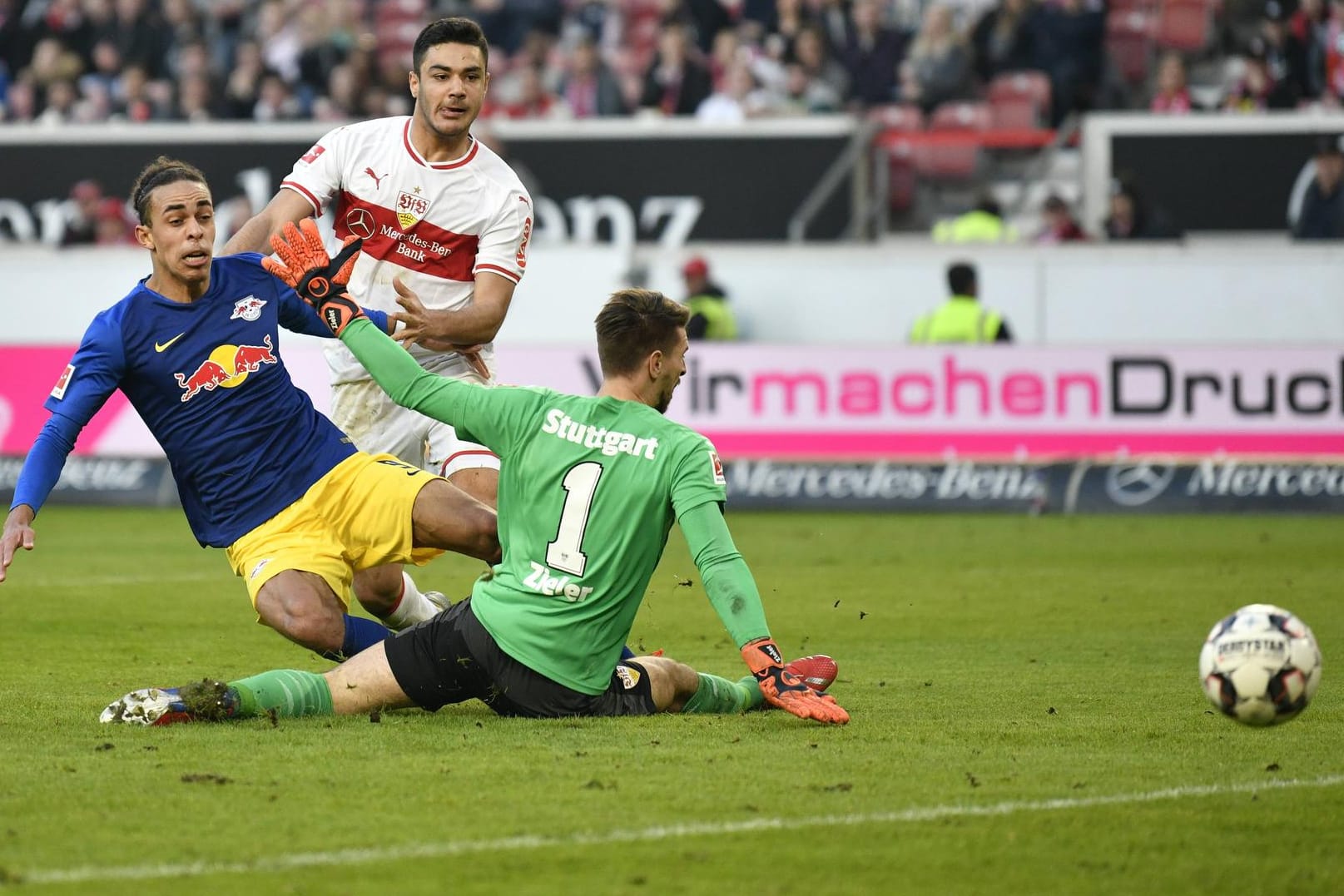 Der Leipziger Yussuf Poulsen (l.) traf doppelt in Stuttgart.