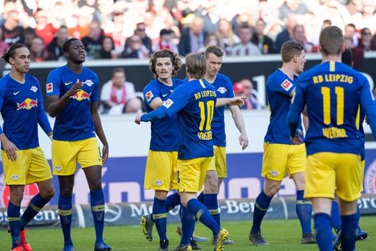 Leipzigs Spieler freuen sich über den Sieg beim VfB Stuttgart.