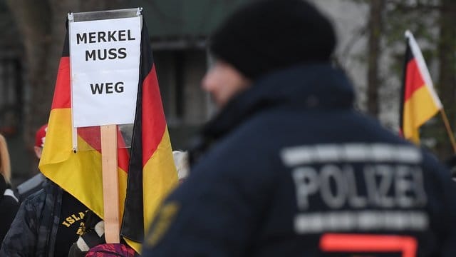 Plakat bei einer Demonstration in Chemnitz im November letzten Jahres. Plakat bei einer Demonstration in Chemnitz im November letzten Jahres.