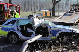 Der demolierte Streifenwagen steht an der Unfallstelle in Saarbrücken.