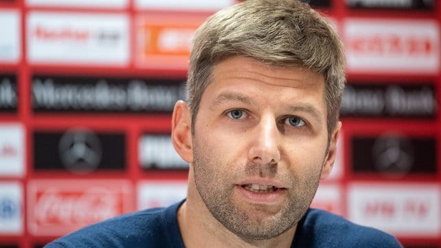 Thomas Hitzlsperger, neuer Sportvorstand des VfB, stützt auch weiterhin Trainer Markus Weinzierl. Thomas Hitzlsperger, neuer Sportvorstand des VfB, stützt auch weiterhin Trainer Markus Weinzierl.