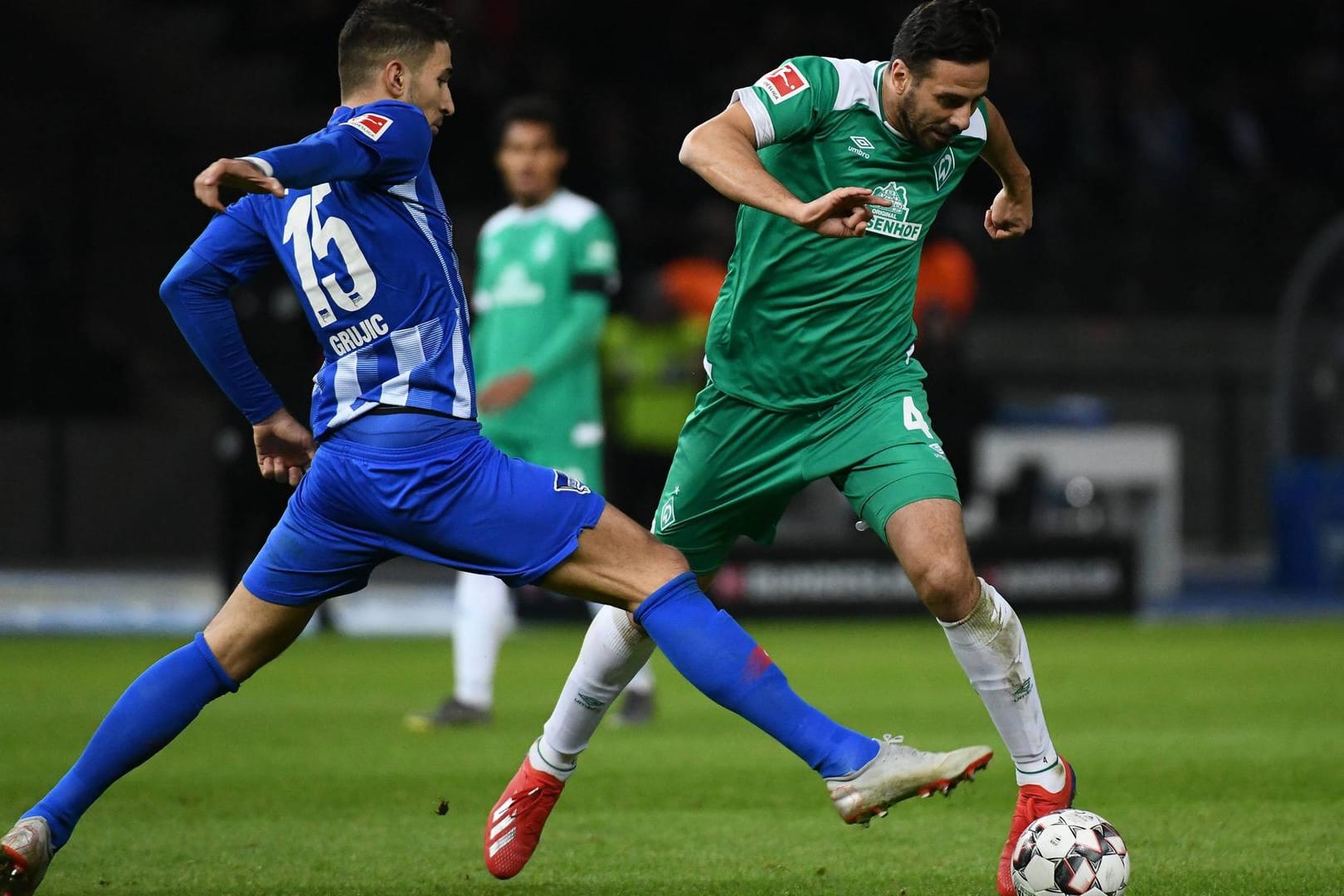 Torgefährlich: Werders Claudio Pizarro (r.) erzielte in Berlin seinen 195. Bundesligatreffer.