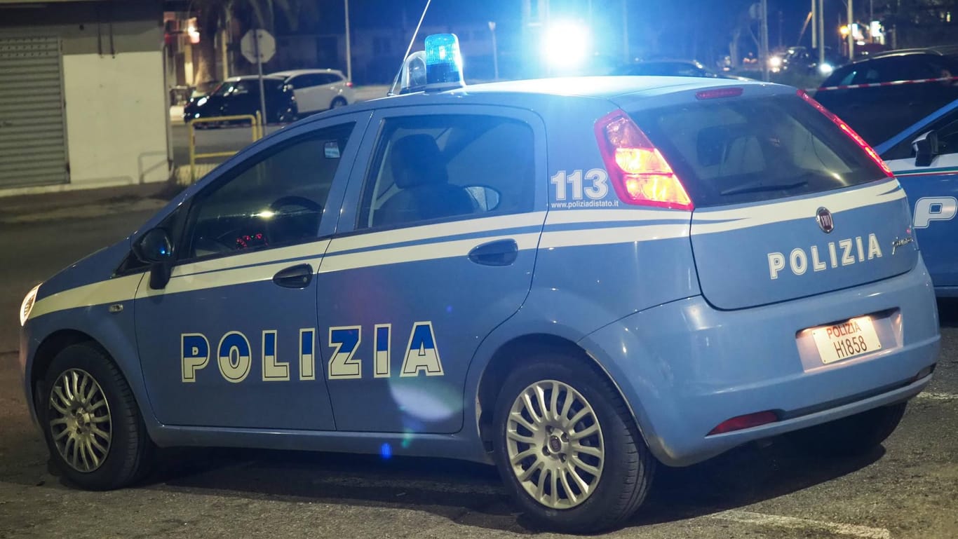 Die italienische Polizei machte durch Zufall eine skurrile Entdeckung: Ein Mann hatte monatelang mit der Leiche seiner Mutter unter einem Dach gelebt. Vermutlich, um ihre Rente weiter zu beziehen. (Symbolfoto)