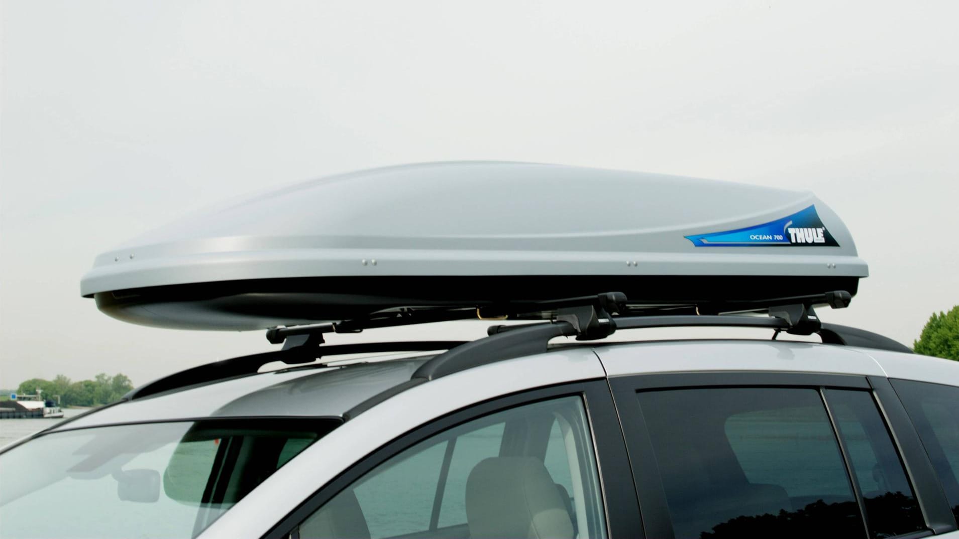 Glück im Unlück: Bei voller Fahrt rutschte eine Dachbox ab und löste einen schweren Unfall aus. Es gab acht Leichtverletzte. (Symbolfoto) Glück im Unlück: Bei voller Fahrt rutschte eine Dachbox ab und löste einen schweren Unfall aus. Es gab acht Leichtverletzte. (Symbolfoto)